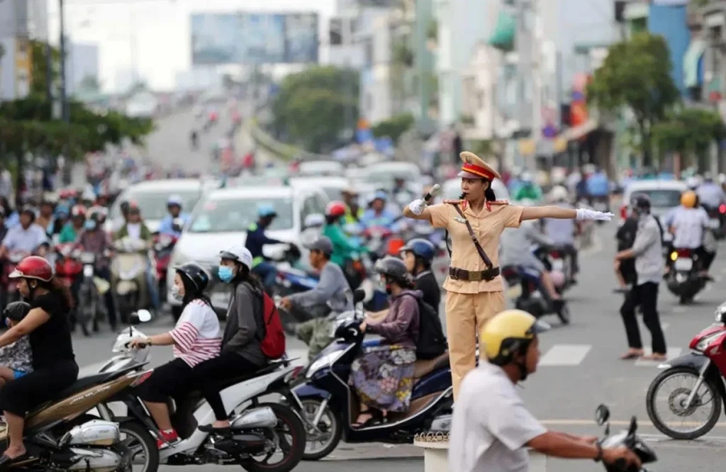 Thực hư thông tin dừng xe mặc áo mưa bị phạt tới 14 triệu đồng