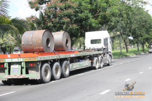 Vận Chuyển Cuộn Thép Bằng Móoc Sàn – Giải Pháp Chuyên Nghiệp, An Toàn, Hiệu Quả