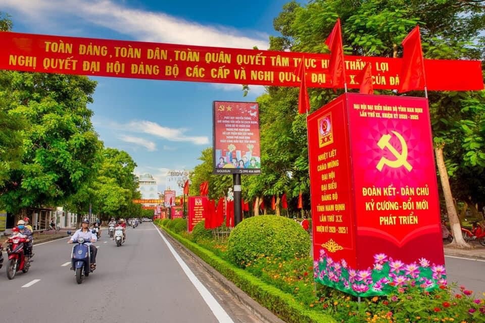 Tổ Quốc Trên Tường – Những Cuộn Băng Rôn Dài 200 Mét Đang Về Tới Thủ Đô Tổ Quốc Trên Tường – Những Cuộn Băng Rôn Dài 200 Mét Đang Về Tới Thủ Đô