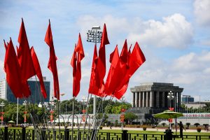 2/9 – Cuộc Di Chuyển Thầm Lặng Của Cờ, Hoa Và Áo Dài