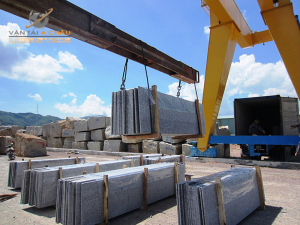 Vận chuyển đá nhân tạo từ cảng TP.HCM đến khu công nghiệp Sóng Thần