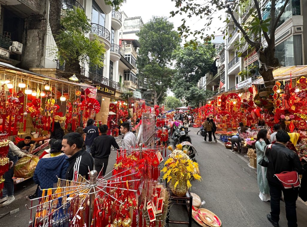 Phố hàng Mã rực sắc đỏ đón Tết Nguyên Đán