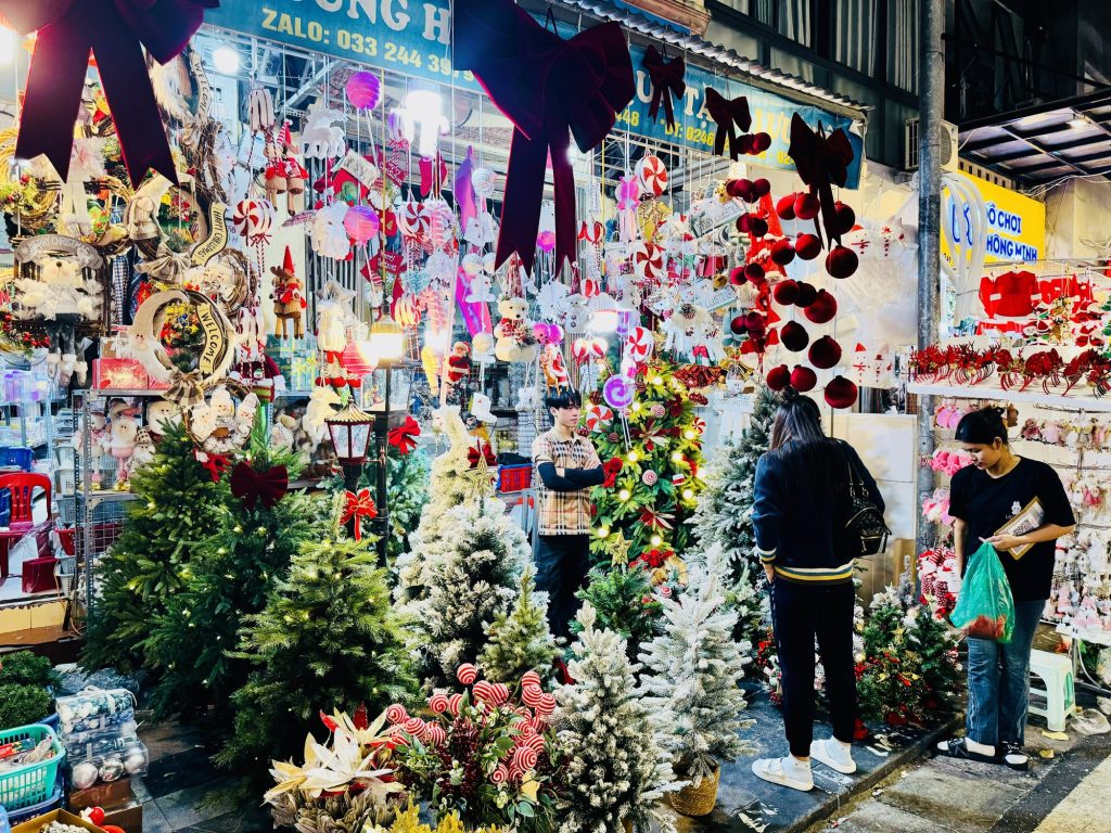 Các mặt hàng trang trí Noel đa dạng mẫu mã, giá cả không có nhiều biến động. Các mặt hàng trang trí Noel đa dạng mẫu mã, giá cả không có nhiều biến động.