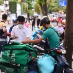 Nhiều người dân chọn mua sắm Tết online vì tiện lợi, nhiều ưu đãi - Ảnh: QUANG ĐỊNH