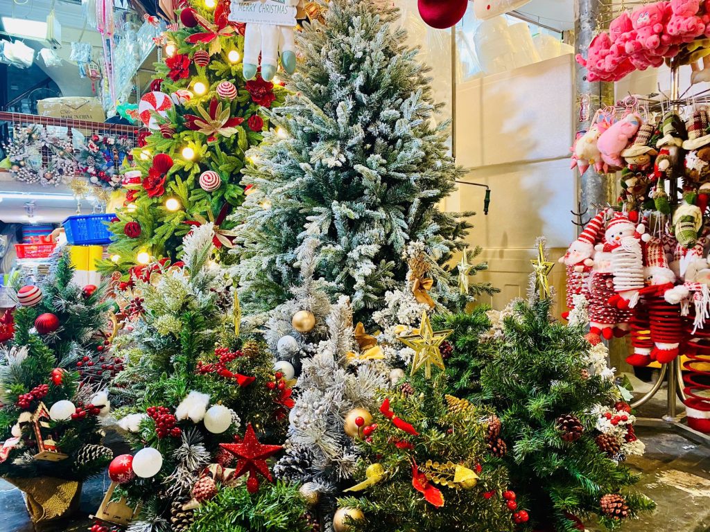 Cây thông Noel được trang trí bắt mắt được nhiều người ưa chuộng. Cây thông Noel được trang trí bắt mắt được nhiều người ưa chuộng.