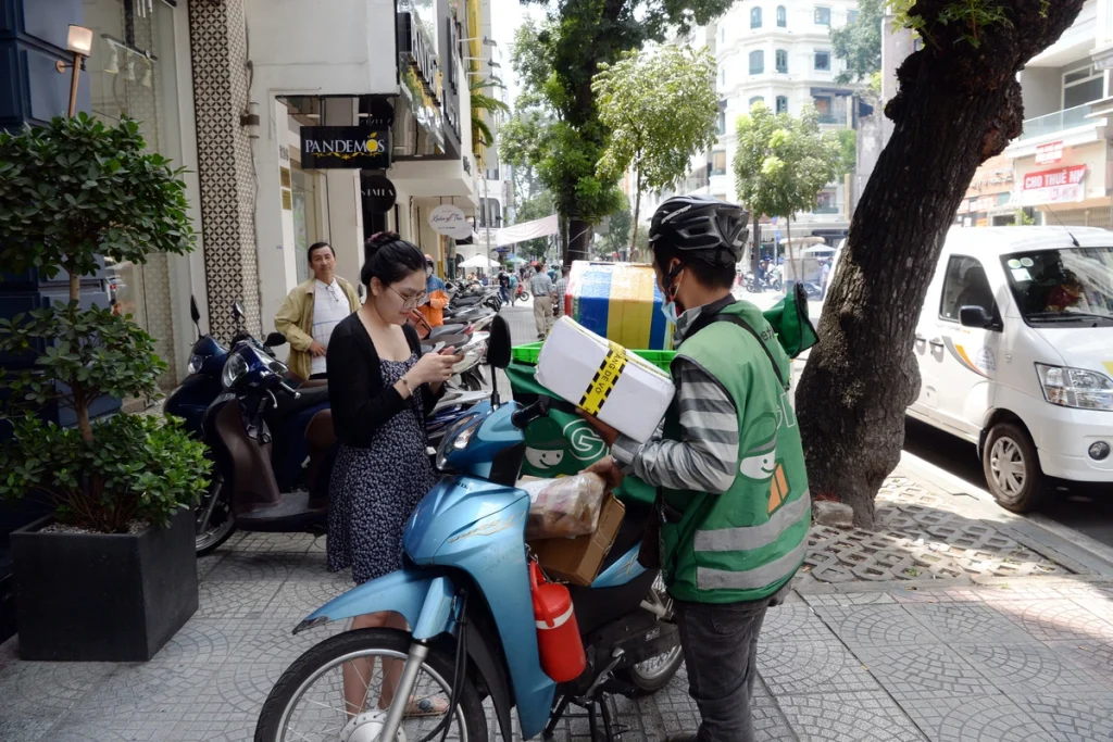 Shipper tất bật hơn với các đơn hàng cho những ngày lễ Tết - Ảnh: T.T.D. Shipper tất bật hơn với các đơn hàng cho những ngày lễ Tết - Ảnh: T.T.D.