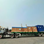 Dịch vụ vận chuyển máy móc công nghiệp từ Long An đi Hà Nội an toàn, chuyên nghiệp Nhu cầu vận chuyển máy móc công nghiệp tuyến Long An đi Hà Nội Nhu cầu vận chuyển máy móc công nghiệp từ Long An đi Hà Nội ngày càng tăng. Long An là khu vực tập trung nhiều khu công nghiệp lớn. Hà Nội là trung tâm kinh tế và sản xuất phía Bắc. Hoạt động mở rộng nhà xưởng diễn ra thường xuyên. Doanh nghiệp cần di dời dây chuyền sản xuất liên tục. Máy móc công nghiệp có giá trị cao và kích thước lớn. Việc vận chuyển đòi hỏi kỹ thuật chuyên biệt. Đơn vị vận tải cần có kinh nghiệm thực tế. Quy trình chuyên nghiệp giúp hạn chế rủi ro hư hỏng. Lựa chọn đúng dịch vụ giúp doanh nghiệp tiết kiệm chi phí dài hạn. Đặc điểm máy móc công nghiệp cần vận chuyển chuyên dụng Máy móc công nghiệp thường có trọng lượng lớn. Nhiều thiết bị có cấu tạo phức tạp và linh kiện nhạy cảm. Một số máy yêu cầu tháo rời trước khi di chuyển. Thiết bị có thể bao gồm máy ép, máy CNC và dây chuyền đóng gói. Kích thước cồng kềnh gây khó khăn khi bốc xếp. Sai sót nhỏ có thể gây thiệt hại lớn. Bề mặt kim loại dễ trầy xước nếu không bảo vệ kỹ. Linh kiện điện tử cần chống ẩm và chống rung. Quá trình vận chuyển phải tuân thủ tiêu chuẩn kỹ thuật. Đội ngũ thực hiện cần hiểu rõ cấu tạo máy. Quy trình khảo sát và lập phương án vận chuyển Quy trình bắt đầu bằng khảo sát thực tế tại nhà máy. Nhân viên kỹ thuật đo đạc kích thước và trọng lượng máy. Đơn vị vận chuyển đánh giá điều kiện bốc xếp tại kho. Lộ trình được tính toán phù hợp tải trọng xe. Phương án nâng hạ được chuẩn bị chi tiết. Xe chuyên dụng được lựa chọn theo tải trọng hàng. Kế hoạch vận chuyển được thống nhất với khách hàng. Hợp đồng thể hiện rõ trách nhiệm hai bên. Báo giá dựa trên khối lượng và quãng đường thực tế. Quy trình rõ ràng giúp hạn chế phát sinh ngoài dự kiến. Đóng gói và bảo vệ máy móc trước khi vận chuyển Đóng gói đúng kỹ thuật giúp bảo vệ máy móc an toàn. Các bộ phận tháo rời được phân loại riêng biệt. Linh kiện nhỏ được đóng thùng và ghi chú cụ thể. Bề mặt máy được quấn màng chống trầy xước. Vật liệu chống sốc được sử dụng tại các điểm nhạy cảm. Thiết bị điện tử được bọc kín chống ẩm. Một số máy được cố định trên pallet gỗ chắc chắn. Dây chằng chuyên dụng giúp giữ máy ổn định. Quy trình đóng gói hạn chế rung lắc khi di chuyển. Hàng hóa được kiểm tra kỹ trước khi lên xe. Phương tiện vận chuyển chuyên dụng Bắc Nam Tuyến Long An đi Hà Nội là tuyến đường dài. Đơn vị vận chuyển sử dụng xe tải thùng hoặc xe mooc sàn. Xe đầu kéo chuyên dụng phù hợp máy trọng tải lớn. Hệ thống nâng hạ như xe cẩu được bố trí sẵn. Xe được bảo dưỡng định kỳ đảm bảo an toàn kỹ thuật. Tài xế có kinh nghiệm lái xe đường dài. Lộ trình được tối ưu để tiết kiệm thời gian. Thời gian vận chuyển thường từ hai đến ba ngày. Hàng hóa được giám sát trong suốt hành trình. Đơn vị vận tải cập nhật thông tin liên tục cho khách hàng. Thời gian giao nhận và cam kết trách nhiệm Thời gian giao nhận được thống nhất trước khi thực hiện. Đơn vị vận chuyển cam kết giao đúng tiến độ. Hàng hóa được kiểm đếm khi bàn giao tại Hà Nội. Biên bản giao nhận ghi nhận tình trạng thiết bị. Mọi vấn đề phát sinh được xử lý kịp thời. Chính sách bồi thường được quy định rõ trong hợp đồng. Khách hàng được hỗ trợ kỹ thuật khi lắp đặt lại máy. Sự phối hợp chặt chẽ giúp đảm bảo tiến độ sản xuất. Dịch vụ chuyên nghiệp giúp doanh nghiệp yên tâm. Uy tín được xây dựng từ sự minh bạch và trách nhiệm. Chi phí vận chuyển máy móc công nghiệp Chi phí phụ thuộc vào trọng lượng và kích thước máy. Quãng đường vận chuyển ảnh hưởng đến giá cước. Máy quá khổ có thể cần giấy phép lưu thông đặc biệt. Đơn vị vận tải báo giá minh bạch trước khi thực hiện. Không phát sinh chi phí nếu không có thỏa thuận. Doanh nghiệp có thể lựa chọn vận chuyển nguyên chuyến. Hình thức nguyên chuyến đảm bảo tiến độ nhanh chóng. Hợp đồng ghi rõ điều khoản thanh toán cụ thể. Chính sách ưu đãi áp dụng cho khách hàng lâu dài. Chi phí hợp lý giúp tối ưu ngân sách đầu tư. Lợi ích khi chọn đơn vị vận chuyển chuyên nghiệp Đơn vị chuyên nghiệp có đội ngũ kỹ thuật giàu kinh nghiệm. Hệ thống phương tiện đáp ứng nhiều loại máy móc. Quy trình rõ ràng giúp giảm thiểu rủi ro. Thời gian vận chuyển được kiểm soát chặt chẽ. Dịch vụ hỗ trợ khách hàng hoạt động liên tục. Cam kết bảo hiểm hàng hóa tạo sự an tâm. Thái độ phục vụ tận tâm giúp xây dựng niềm tin. Kinh nghiệm thực tế giúp xử lý tình huống linh hoạt. Sự chuyên nghiệp góp phần bảo vệ tài sản doanh nghiệp. Lựa chọn đúng đối tác giúp nâng cao hiệu quả sản xuất. Kết luận Dịch vụ vận chuyển máy móc công nghiệp từ Long An đi Hà Nội là giải pháp quan trọng cho doanh nghiệp mở rộng sản xuất. Việc lựa chọn đơn vị vận tải uy tín giúp bảo vệ thiết bị giá trị cao. Quy trình khảo sát và đóng gói chuyên nghiệp hạn chế tối đa rủi ro. Phương tiện chuyên dụng đảm bảo an toàn suốt hành trình dài. Cam kết giao nhận rõ ràng tạo sự tin tưởng lâu dài. Chi phí minh bạch giúp doanh nghiệp chủ động ngân sách. Dịch vụ chất lượng góp phần duy trì hoạt động sản xuất ổn định. Đây là lựa chọn tối ưu cho mọi doanh nghiệp cần di dời máy móc công nghiệp.