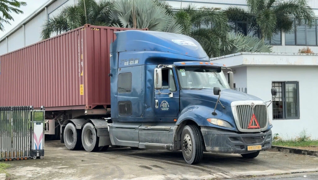 Dịch vụ vận chuyển hàng lẻ và ghép thiết bị cửa nhôm kính từ TP.HCM đi các tỉnh miền Bắc